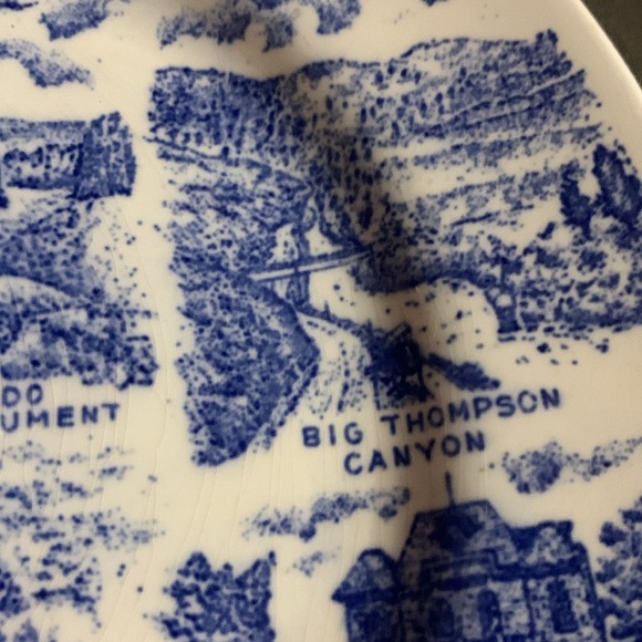 1960s Blue & White Ceramic Colorado Tourist Souvenir Collectible Display Plate - Picture 5 of 17